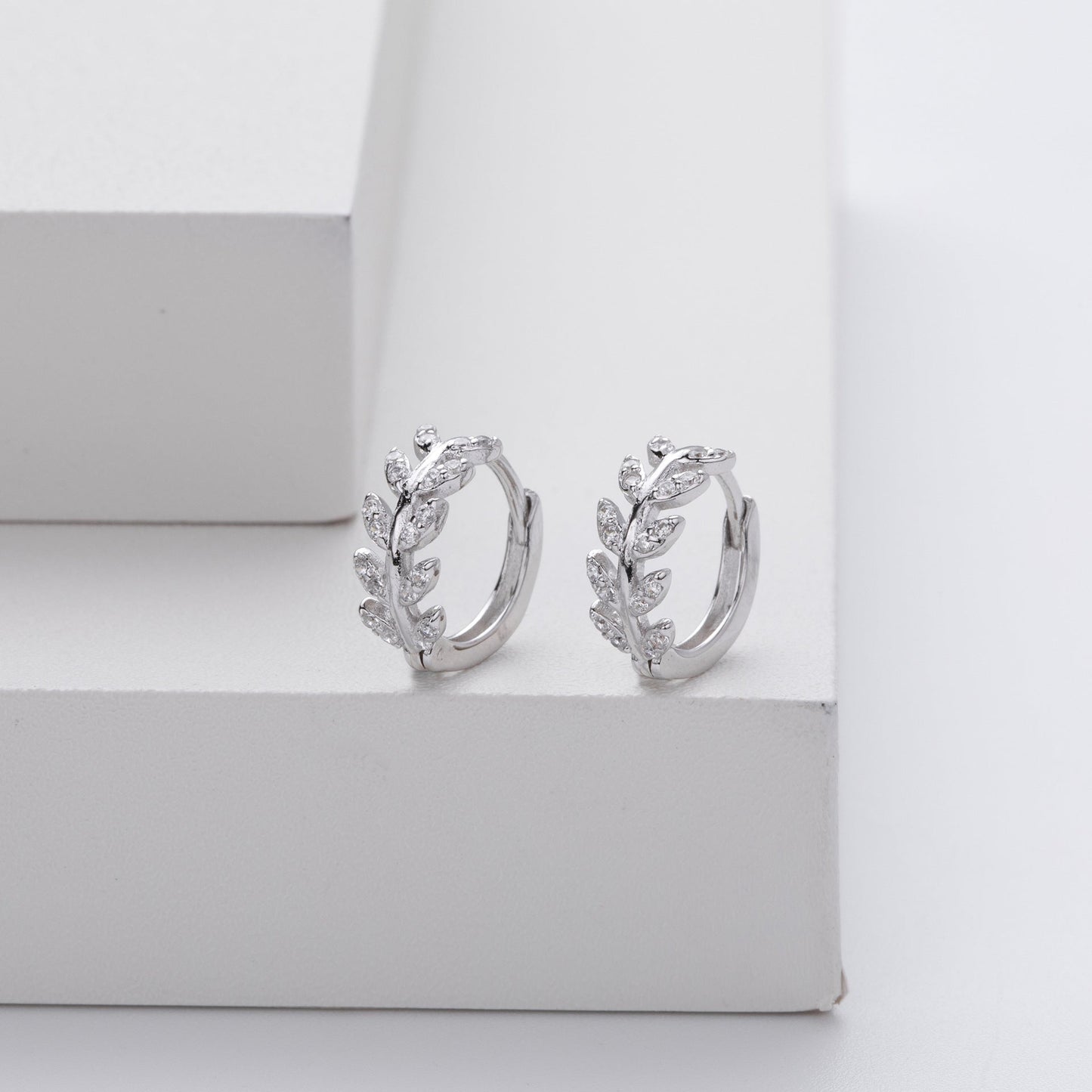 Eleganta 5A Zirconia silverfärgade örhängen