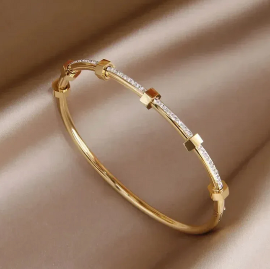 Elegant Bright Golden Tone Bracelet