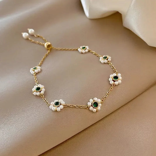 Elegant Daisy-armband med gröna kristaller